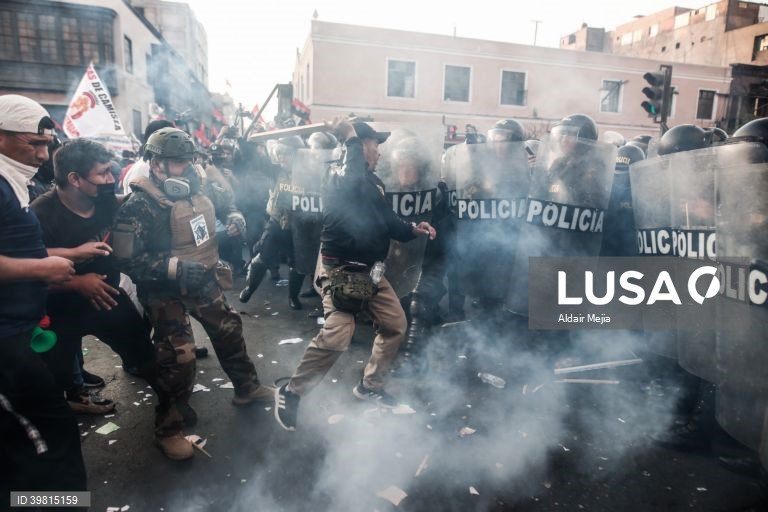 Peru: Centenas de manifestantes pró-Pedro Castillo confrontam a Polícia Nacional exigindo o encerramento do Congresso da República