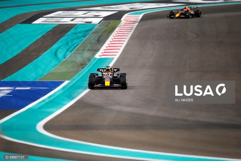 O neerlandês Max Verstappen (Red Bull) conquistou a 15.ª vitória da temporada no Grande Prémio de Abu Dhabi, enquanto o monegasco Charles Leclerc (Ferrari) segurou o segundo lugar no Mundial de Fórmula 1, após a 22.ª e última prova.