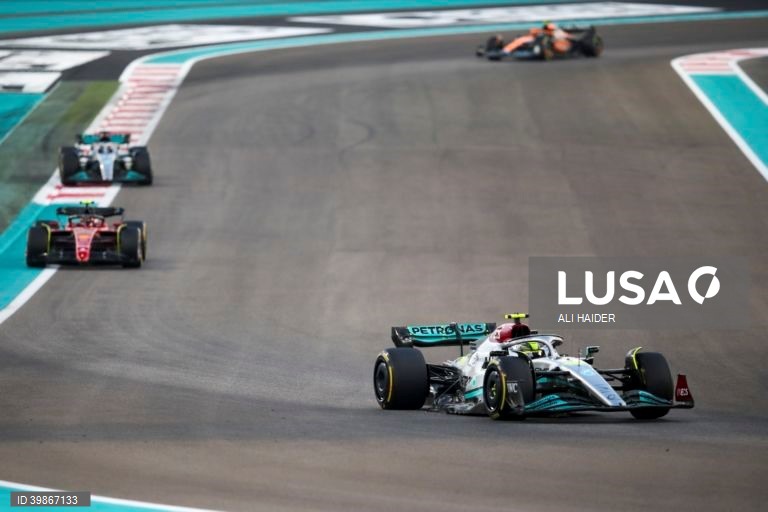 O neerlandês Max Verstappen (Red Bull) conquistou a 15.ª vitória da temporada no Grande Prémio de Abu Dhabi, enquanto o monegasco Charles Leclerc (Ferrari) segurou o segundo lugar no Mundial de Fórmula 1, após a 22.ª e última prova.