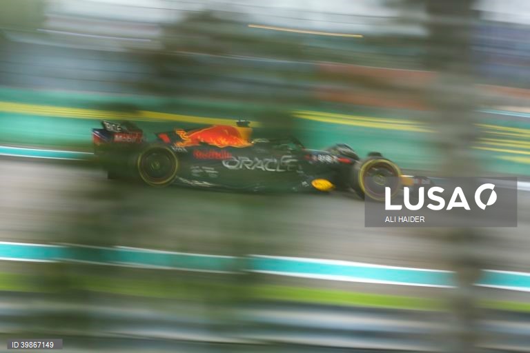 O neerlandês Max Verstappen (Red Bull) conquistou a 15.ª vitória da temporada no Grande Prémio de Abu Dhabi, enquanto o monegasco Charles Leclerc (Ferrari) segurou o segundo lugar no Mundial de Fórmula 1, após a 22.ª e última prova.