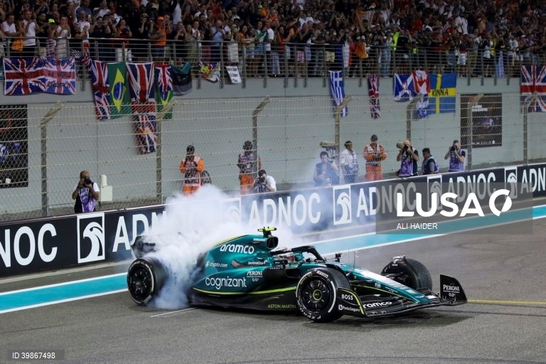 O neerlandês Max Verstappen (Red Bull) conquistou a 15.ª vitória da temporada no Grande Prémio de Abu Dhabi, enquanto o monegasco Charles Leclerc (Ferrari) segurou o segundo lugar no Mundial de Fórmula 1, após a 22.ª e última prova.