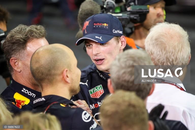O neerlandês Max Verstappen (Red Bull) conquistou a 15.ª vitória da temporada no Grande Prémio de Abu Dhabi, enquanto o monegasco Charles Leclerc (Ferrari) segurou o segundo lugar no Mundial de Fórmula 1, após a 22.ª e última prova.
