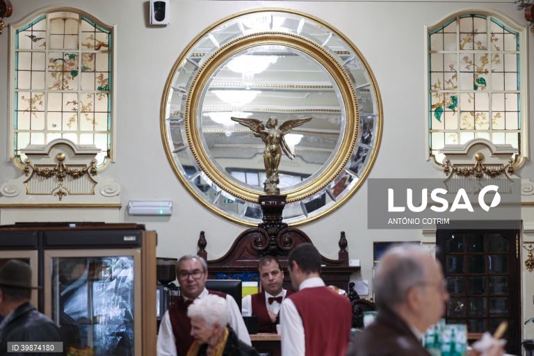Pormenor do interior da Pastelaria Versailles, que assinala no próximo dia 25 de novembro 100 anos de atividade, em Lisboa, em Lisboa, 21 de novembro de 2022. A Pastelaria Versailles, uma das icónicas pastelarias de Lisboa com nome de palácio francês completa 100 anos mantendo o ‘glamour’ dos anos 20 na sua traça ‘Art Nouveau’ e a somar histórias, muitas delas, guardadas entre quatro paredes. (ACOMPANHA TEXTO DA LUSA DO DIA 24 DE NOVEMBRO DE 2022). ANTÓNIO COTRIM/LUSA