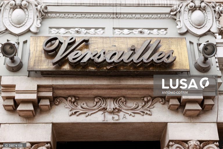 Reclame no exterior da Pastelaria Versailles, que assinala no próximo dia 25 de novembro 100 anos de atividade, em Lisboa, em Lisboa, 21 de novembro de 2022. A Pastelaria Versailles, uma das icónicas pastelarias de Lisboa com nome de palácio francês completa 100 anos mantendo o ‘glamour’ dos anos 20 na sua traça ‘Art Nouveau’ e a somar histórias, muitas delas, guardadas entre quatro paredes. (ACOMPANHA TEXTO DA LUSA DO DIA 24 DE NOVEMBRO DE 2022). ANTÓNIO COTRIM/LUSA