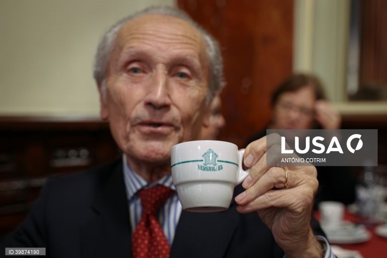 Virgílio Marques, cliente diário da Pastelaria Versailles há 67 anos, posa para a fotografia, durante uma entrevista à agência Lusa, em Lisboa, 21 de novembro de 2022. A Pastelaria Versailles, uma das icónicas pastelarias de Lisboa com nome de palácio francês completa 100 anos mantendo o ‘glamour’ dos anos 20 na sua traça ‘Art Nouveau’ e a somar histórias, muitas delas, guardadas entre quatro paredes. (ACOMPANHA TEXTO DA LUSA DO DIA 24 DE NOVEMBRO DE 2022). ANTÓNIO COTRIM/LUSA