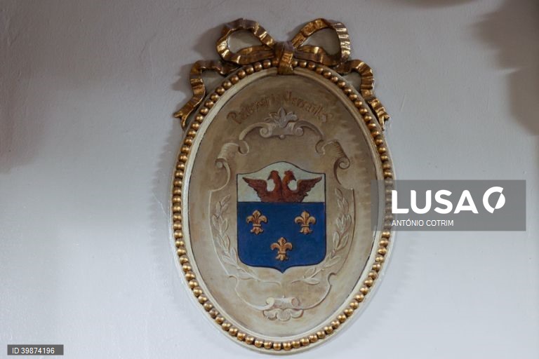 Logótipo original da Pastelaria Versailles, que assinala no próximo dia 25 de novembro 100 anos de atividade, em Lisboa, 21 de novembro de 2022. A Pastelaria Versailles, uma das icónicas pastelarias de Lisboa com nome de palácio francês completa 100 anos mantendo o ‘glamour’ dos anos 20 na sua traça ‘Art Nouveau’ e a somar histórias, muitas delas, guardadas entre quatro paredes. (ACOMPANHA TEXTO DA LUSA DO DIA 24 DE NOVEMBRO DE 2022). ANTÓNIO COTRIM/LUSA