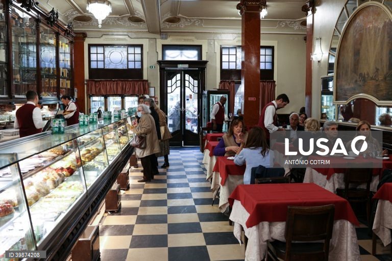 Clientes no interior da Pastelaria Versailles, que assinala no próximo dia 25 de novembro 100 anos de atividade, em Lisboa, em Lisboa, 21 de novembro de 2022. A Pastelaria Versailles, uma das icónicas pastelarias de Lisboa com nome de palácio francês completa 100 anos mantendo o ‘glamour’ dos anos 20 na sua traça ‘Art Nouveau’ e a somar histórias, muitas delas, guardadas entre quatro paredes. (ACOMPANHA TEXTO DA LUSA DO DIA 24 DE NOVEMBRO DE 2022). ANTÓNIO COTRIM/LUSA