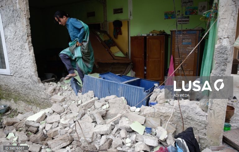 Indonésia: Operações de resgate e salvamento após o terramoto de magnitude de 5.6 em Cianjur