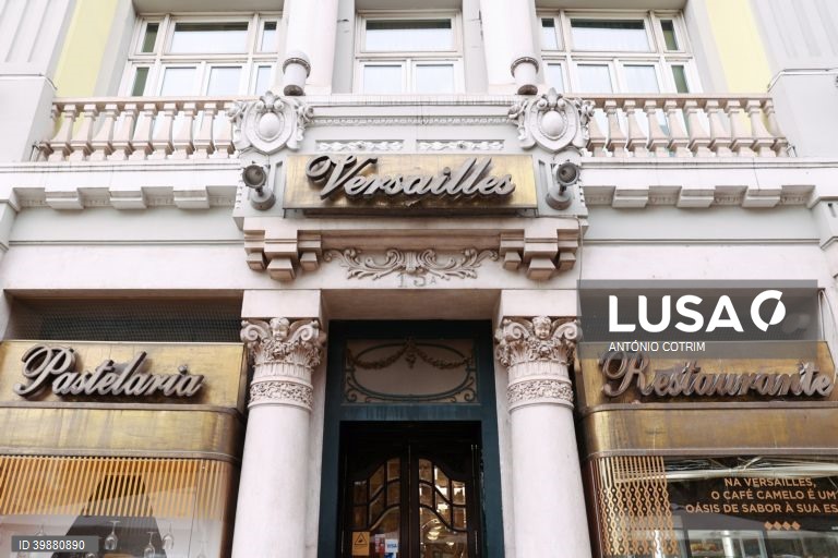 Fachada da Pastelaria Versailles, que assinala no próximo dia 25 de novembro 100 anos de atividade, em Lisboa, 21 de novembro de 2022. A Pastelaria Versailles, uma das icónicas pastelarias de Lisboa com nome de palácio francês completa 100 anos mantendo o ‘glamour’ dos anos 20 na sua traça ‘Art Nouveau’ e a somar histórias, muitas delas, guardadas entre quatro paredes. (ACOMPANHA TEXTO DA LUSA DO DIA 24 DE NOVEMBRO DE 2022). ANTÓNIO COTRIM/LUSA