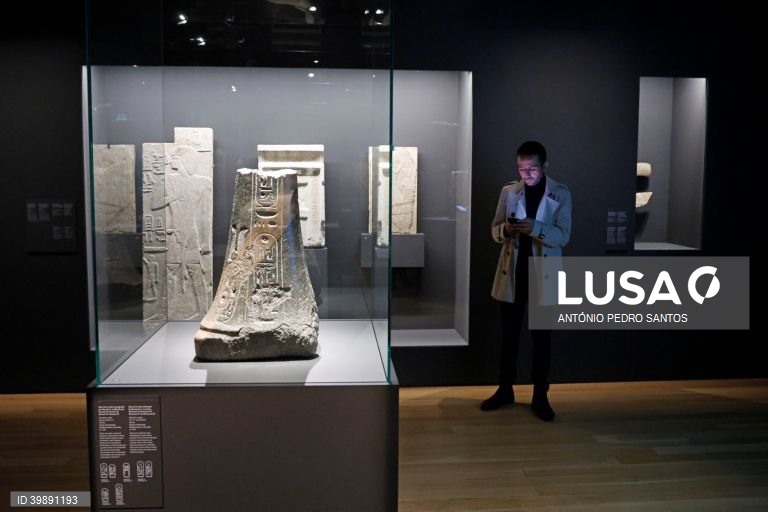 Visita à exposição “Faraós Superstars” no Museu Calouste Gulbenkian, em Lisboa, 24 de novembro de 2022. Reunindo cerca de 250 obras - das antiguidades egípcias à música pop, passando pelas iluminuras medievais e por bens de consumo e publicidade contemporâneos -, a exposição reflete sobre a popularidade destas personagens históricas, e por vezes míticas, e estará patente até 06 de março de 2023. ANTÓNIO PEDRO SANTOS/LUSA