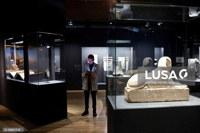 Visita à exposição “Faraós Superstars” no Museu Calouste Gulbenkian, em Lisboa, 24 de novembro de 2022. Reunindo cerca de 250 obras - das antiguidades egípcias à música pop, passando pelas iluminuras medievais e por bens de consumo e publicidade contemporâneos -, a exposição reflete sobre a popularidade destas personagens históricas, e por vezes míticas, e estará patente até 06 de março de 2023. ANTÓNIO PEDRO SANTOS/LUSA