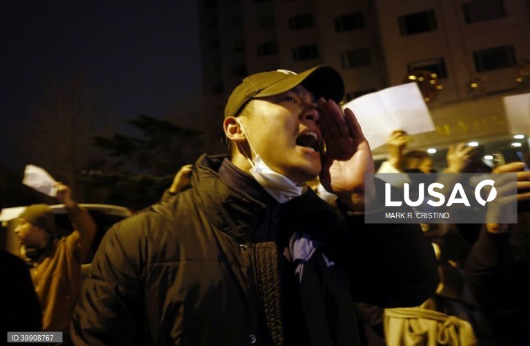 Covid-19: Protestos crescem na China contra estratégia de tolerância zero