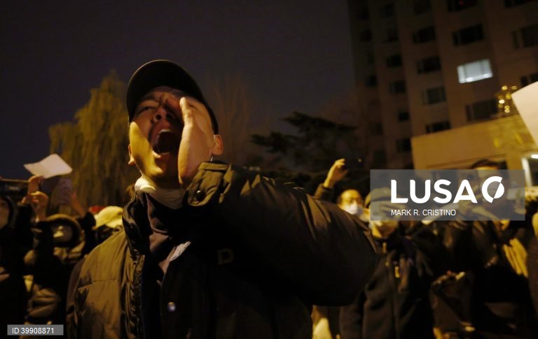 Covid-19: Protestos crescem na China contra estratégia de tolerância zero