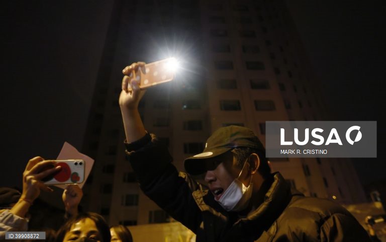 Covid-19: Protestos crescem na China contra estratégia de tolerância zero