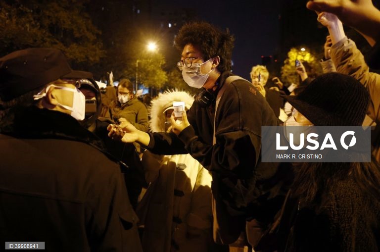 Covid-19: Protestos crescem na China contra estratégia de tolerância zero