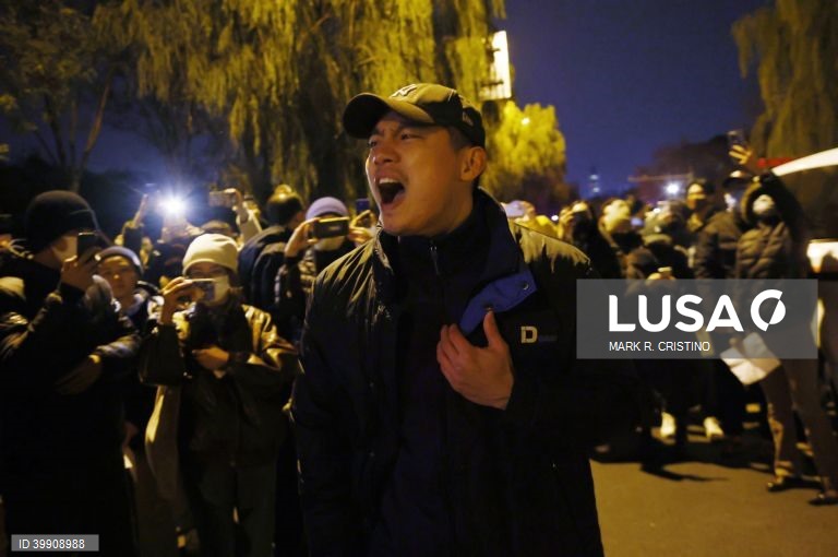 Covid-19: Protestos crescem na China contra estratégia de tolerância zero