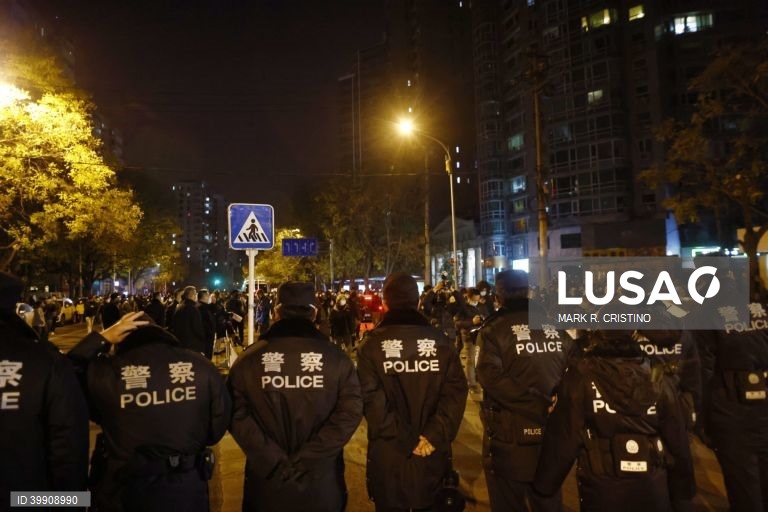 Covid-19: Protestos crescem na China contra estratégia de tolerância zero