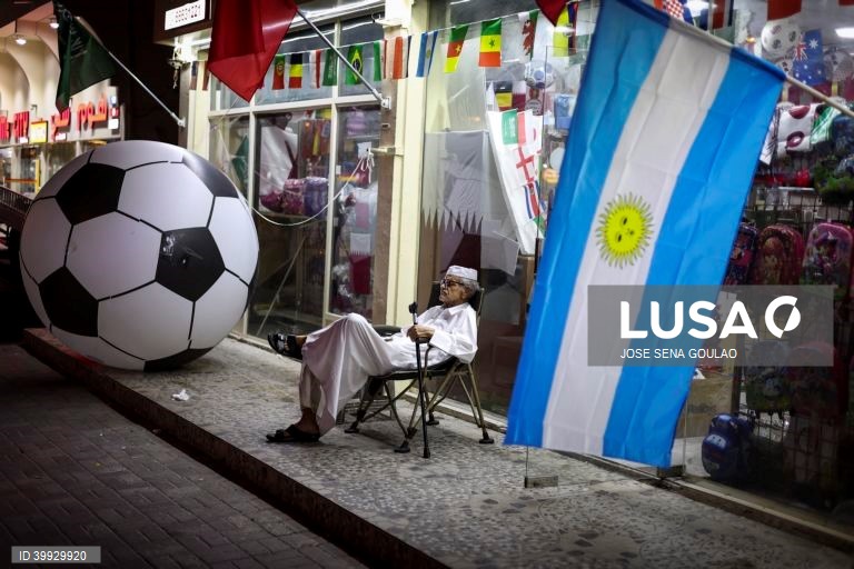 Imigrantes no Qatar seguem o mundial 2022, nas ruas de Doha. Mais de 6500 trabalhadores da Índia, Paquistão, Nepal, Bangladesh e Sri Lanka morreram no Qatar para receber o campeonato do mundo de futebol de 2022.