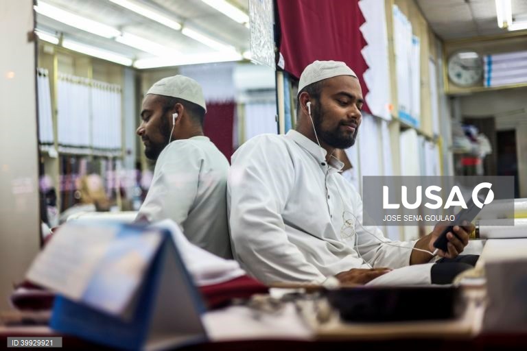 Imigrantes no Qatar seguem o mundial 2022, nas ruas de Doha. Mais de 6500 trabalhadores da Índia, Paquistão, Nepal, Bangladesh e Sri Lanka morreram no Qatar para receber o campeonato do mundo de futebol de 2022.