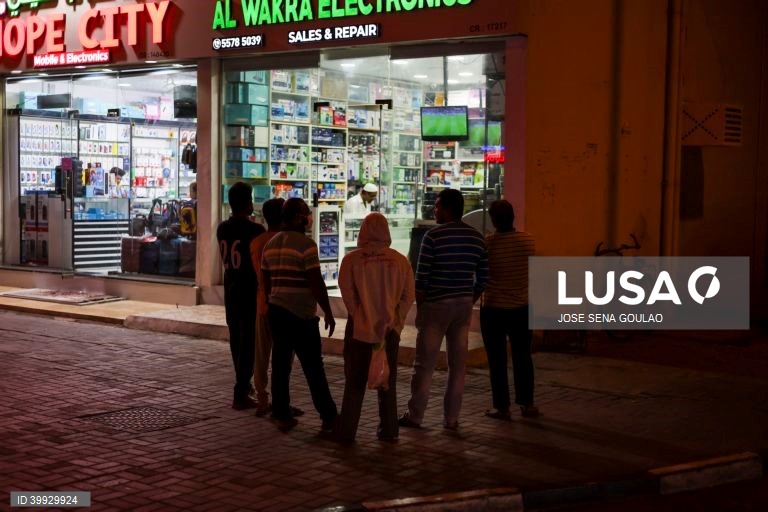 Imigrantes no Qatar seguem o mundial 2022, nas ruas de Doha. Mais de 6500 trabalhadores da Índia, Paquistão, Nepal, Bangladesh e Sri Lanka morreram no Qatar para receber o campeonato do mundo de futebol de 2022.