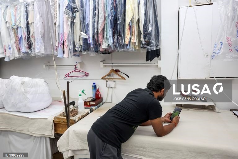 Imigrantes no Qatar seguem o mundial 2022, nas ruas de Doha. Mais de 6500 trabalhadores da Índia, Paquistão, Nepal, Bangladesh e Sri Lanka morreram no Qatar para receber o campeonato do mundo de futebol de 2022.