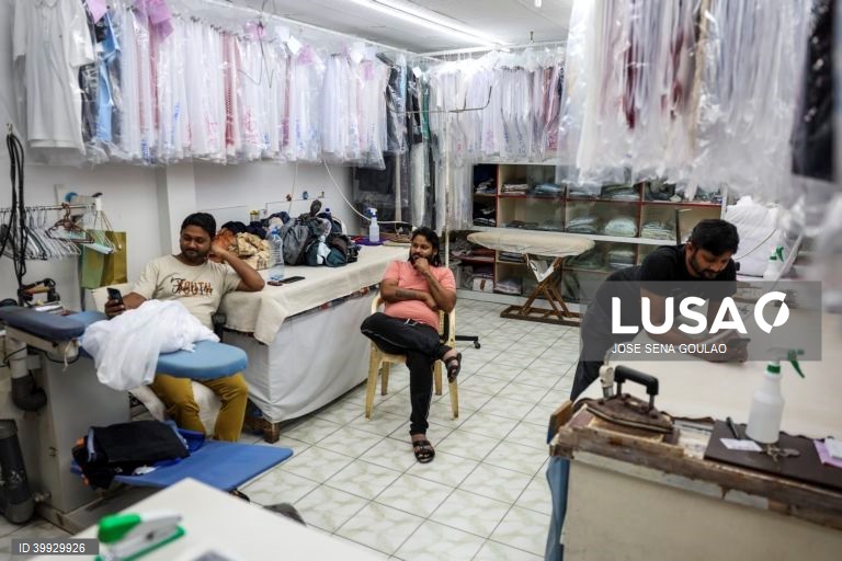 Imigrantes no Qatar seguem o mundial 2022, nas ruas de Doha. Mais de 6500 trabalhadores da Índia, Paquistão, Nepal, Bangladesh e Sri Lanka morreram no Qatar para receber o campeonato do mundo de futebol de 2022.