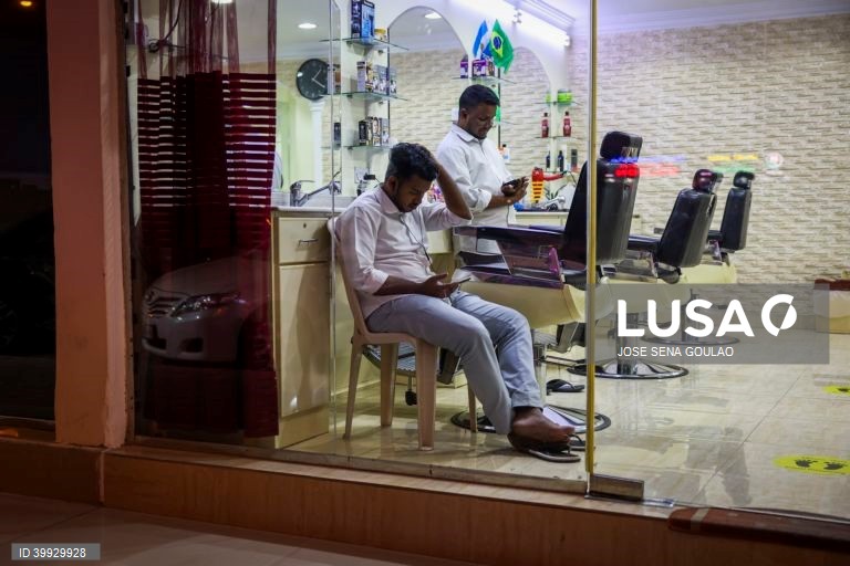 Imigrantes no Qatar seguem o mundial 2022, nas ruas de Doha. Mais de 6500 trabalhadores da Índia, Paquistão, Nepal, Bangladesh e Sri Lanka morreram no Qatar para receber o campeonato do mundo de futebol de 2022.