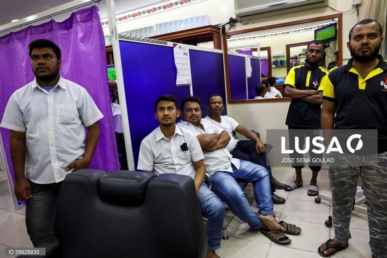 Imigrantes no Qatar seguem o mundial 2022, nas ruas de Doha. Mais de 6500 trabalhadores da Índia, Paquistão, Nepal, Bangladesh e Sri Lanka morreram no Qatar para receber o campeonato do mundo de futebol de 2022.