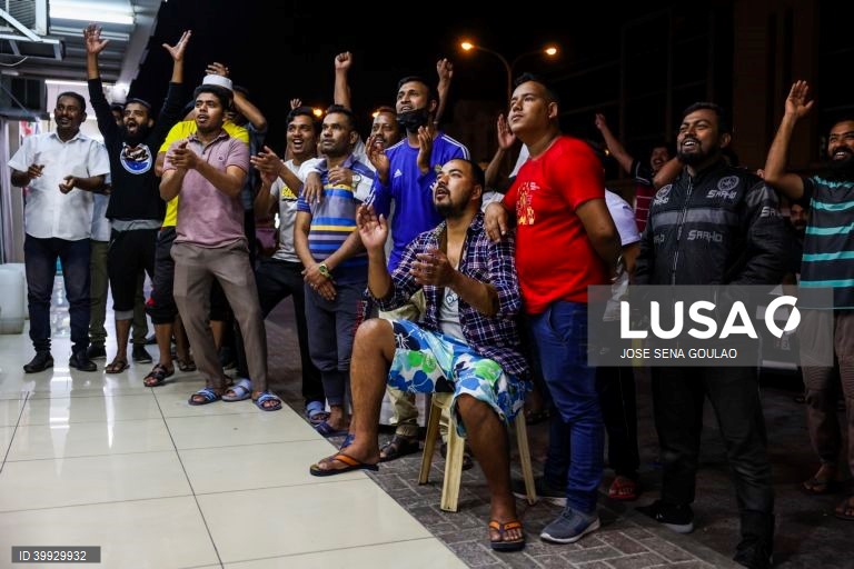 Imigrantes no Qatar seguem o mundial 2022, nas ruas de Doha. Mais de 6500 trabalhadores da Índia, Paquistão, Nepal, Bangladesh e Sri Lanka morreram no Qatar para receber o campeonato do mundo de futebol de 2022.