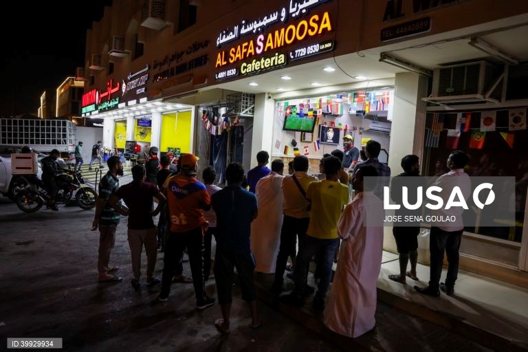 Imigrantes no Qatar seguem o mundial 2022, nas ruas de Doha. Mais de 6500 trabalhadores da Índia, Paquistão, Nepal, Bangladesh e Sri Lanka morreram no Qatar para receber o campeonato do mundo de futebol de 2022.