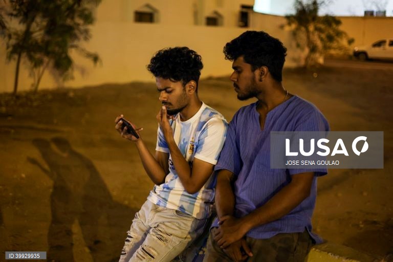 Imigrantes no Qatar seguem o mundial 2022, nas ruas de Doha. Mais de 6500 trabalhadores da Índia, Paquistão, Nepal, Bangladesh e Sri Lanka morreram no Qatar para receber o campeonato do mundo de futebol de 2022.