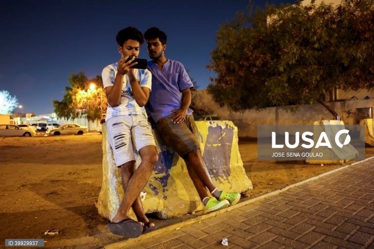 Imigrantes no Qatar seguem o mundial 2022, nas ruas de Doha. Mais de 6500 trabalhadores da Índia, Paquistão, Nepal, Bangladesh e Sri Lanka morreram no Qatar para receber o campeonato do mundo de futebol de 2022.