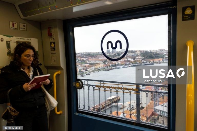 Passageiros no metro do Porto, 5 de dezembro de 2022. O Metro do Porto celebra este mês o seu 20º Aniversário. (ACOMPANHA TEXTO DE 06 DE DEZEMBRO DE 2022). JOSÉ COELHO/LUSA