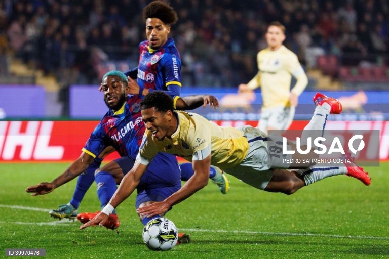 O jogador do Desportivo de Chaves, Sandro Cruz (E), disputa a bola com o jogador do FC Porto, Namaso, durante o jogo da Taça da Liga de futebol, fase de grupos, 4.ª jornada, realizado no Estádio Municipal Engº Manuel Branco Teixeira em Chaves,  8 de dezembro de 2022. PEDRO SARMENTO COSTA/LUSA