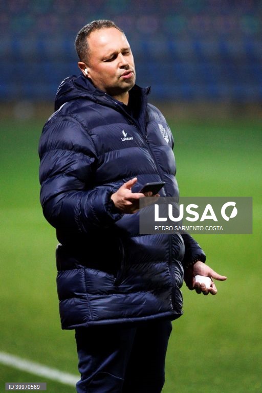 O treinador do Desportivo de Chaves, Vitor Campelos, reage durante o jogo da Taça da Liga de futebol, fase de grupos, 4.ª jornada, contra o FC Porto realizado no Estádio Municipal Engº Manuel Branco Teixeira em Chaves,  8 de dezembro de 2022. PEDRO SARMENTO COSTA/LUSA