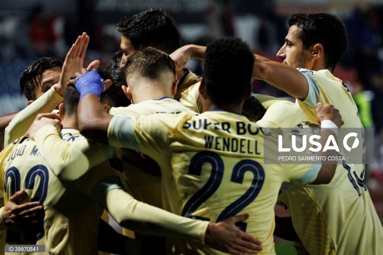 Os jogadores do FC Porto festejam após marcarem um golo contra o Desportivo de Chaves durante o jogo da Taça da Liga de futebol, fase de grupos, 4.ª jornada, realizado no Estádio Municipal Engº Manuel Branco Teixeira em Chaves,  8 de dezembro de 2022. PEDRO SARMENTO COSTA/LUSA