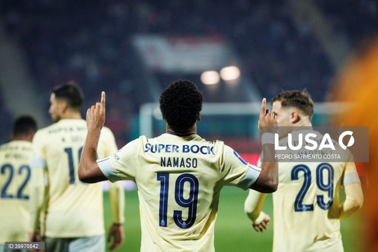 O jogador do FC Porto, Namaso, festeja após marcar um golo contra o Desportivo de Chaves durante o jogo da Taça da Liga de futebol, fase de grupos, 4.ª jornada, realizado no Estádio Municipal Engº Manuel Branco Teixeira em Chaves, 8 de dezembro de 2022. PEDRO SARMENTO COSTA/LUSA