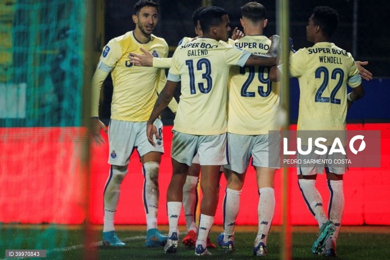 Os jogadores do FC Porto festejam após marcarem um golo contra o Desportivo de Chaves durante o jogo da Taça da Liga de futebol, fase de grupos, 4.ª jornada, realizado no Estádio Municipal Engº Manuel Branco Teixeira em Chaves,  8 de dezembro de 2022. PEDRO SARMENTO COSTA/LUSA