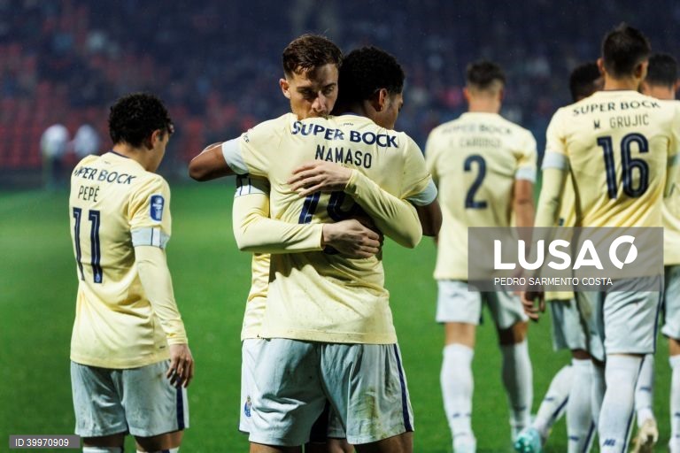 O jogador do FC Porto, Namaso, festeja após marcar um golo contra o Desportivo de Chaves durante o jogo da Taça da Liga de futebol, fase de grupos, 4.ª jornada, realizado no Estádio Municipal Engº Manuel Branco Teixeira em Chaves,  8 de dezembro de 2022. PEDRO SARMENTO COSTA/LUSA