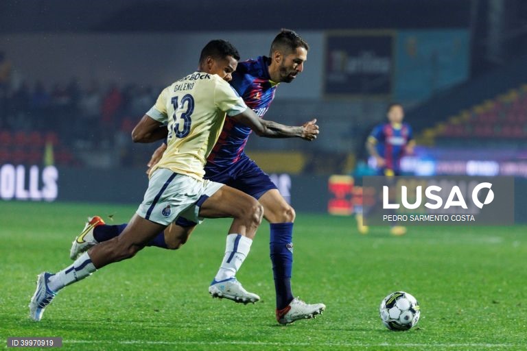 O jogador do Desportivo de Chaves, Vitória (D), disputa a bola com o jogador do FC Porto, Galeno, durante o jogo da Taça da Liga de futebol, fase de grupos, 4.ª jornada, realizado no Estádio Municipal Engº Manuel Branco Teixeira em Chaves,  8 de dezembro de 2022. PEDRO SARMENTO COSTA/LUSA