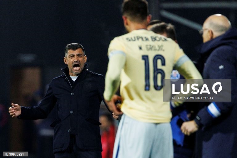 O treinador do FC Porto, Sérgio Conceição, reage durante o jogo da Taça da Liga de futebol, fase de grupos, 4.ª jornada, contra o Desportivo de Chaves realizado no Estádio Municipal Engº Manuel Branco Teixeira em Chaves,  8 de dezembro de 2022. PEDRO SARMENTO COSTA/LUSA