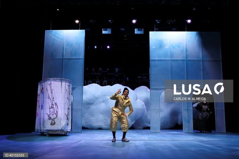Ensaio de imprensa da peça "Noite de Reis", de William Shakespeare, com encenação de Ricardo Neves-Neves e direção musical de Mrika Stefa, Teatro da Trindade, Lisboa, 18 de janeiro de 2023. A peça tem interpretação de Adriano Luz, Cristóvão Campos, Filipe Vargas, Luís Aleluia, Manuel Marques, Marco Delgado e Renato Godinho, entre outros, com estreia marcada para o dia 26 de janeiro. CARLOS M. ALMEIDA/LUSA