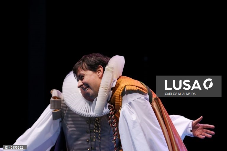 Manuel Marques durante o ensaio de imprensa da peça "Noite de Reis", de William Shakespeare, com encenação de Ricardo Neves-Neves e direção musical de Mrika Stefa, Teatro da Trindade, Lisboa, 18 de janeiro de 2023. A peça tem interpretação de Adriano Luz, Cristóvão Campos, Filipe Vargas, Luís Aleluia, Manuel Marques, Marco Delgado e Renato Godinho, entre outros, com estreia marcada para o dia 26 de janeiro. CARLOS M. ALMEIDA/LUSA
