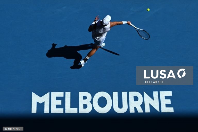 Jogos de luz e sombra durante o Open da Austrália.