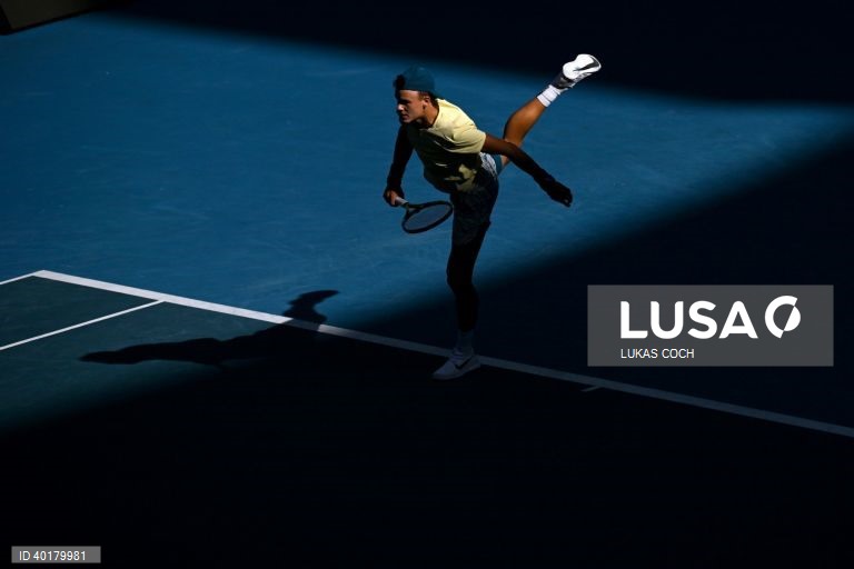 Jogos de luz e sombra durante o Open da Austrália.