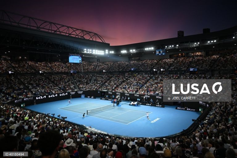 Jogos de luz e sombra durante o Open da Austrália.