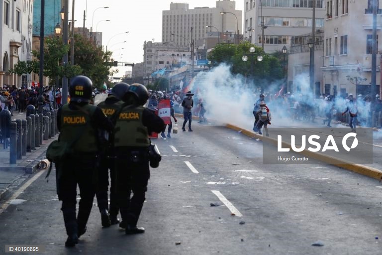 Peru: Uma nova onda de protestos contra o Governo toma as ruas de Lima