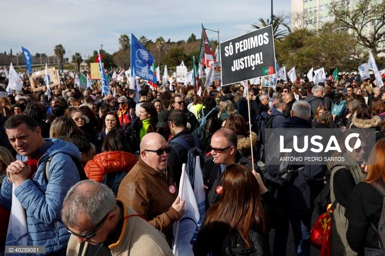 Professores protestam pela defesa da sua profissão, entre o Marquês de Pombal e o Terreiro do Paço, durante uma manifestação organizada por nove estruturas sindicais, em Lisboa, 11 de fevereiro de 2023. As reinvindicações passam pela recuperação integral do tempo de serviço, o fim das vagas para o 5.º e 7.º escalões da carreira, um regime específico de aposentação, a eliminação das quotas na avaliação, alterações ao regime de mobilidade por doença, atualização salarial, apoios às deslocações,...