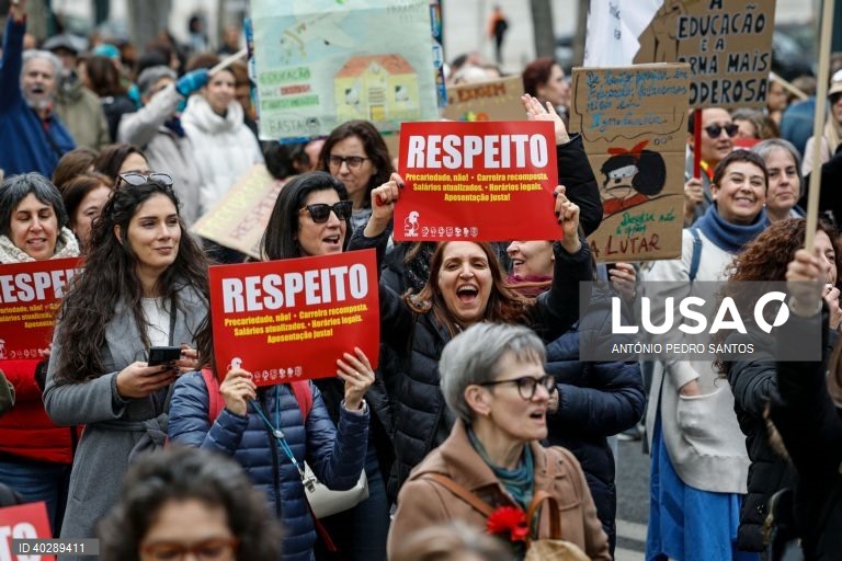 Professores protestam pela defesa da sua profissão, entre o Marquês de Pombal e o Terreiro do Paço, durante uma manifestação organizada por nove estruturas sindicais, em Lisboa, 11 de fevereiro de 2023. As reivindicações passam pela recuperação integral do tempo de serviço, o fim das vagas para o 5.º e 7.º escalões da carreira, um regime específico de aposentação, a eliminação das quotas na avaliação, alterações ao regime de mobilidade por doença, atualização salarial, apoios às deslocações,...