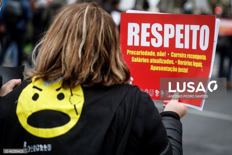 Professores protestam pela defesa da sua profissão, entre o Marquês de Pombal e o Terreiro do Paço, durante uma manifestação organizada por nove estruturas sindicais, em Lisboa, 11 de fevereiro de 2023. As reivindicações passam pela recuperação integral do tempo de serviço, o fim das vagas para o 5.º e 7.º escalões da carreira, um regime específico de aposentação, a eliminação das quotas na avaliação, alterações ao regime de mobilidade por doença, atualização salarial, apoios às deslocações,...